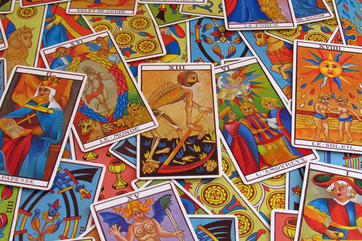 Fig 4: Barnum statements can be found not only in horoscopes, but also in the tarot or in pseudo-personality tests.