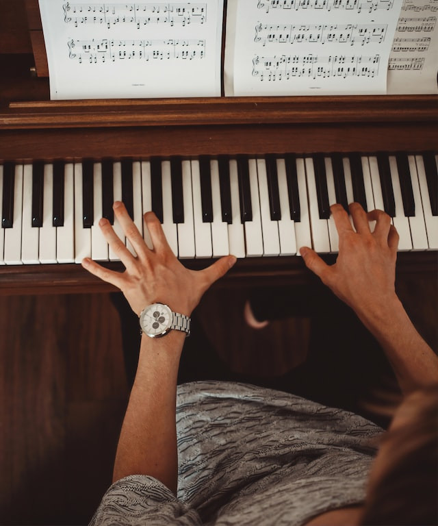 Stimulus-response binding can account for re-occurring errors when playing the piano. Stimulus-response binding can account for re-occurring errors when playing the piano.